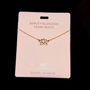Lumièla lotus necklace